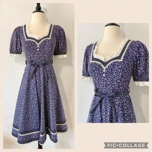 Vintage 1970s Gunne Sax Floral Calico Blue Dress w/ Belt, A-Line Midi Dress Eyelet Trim Puff Sleeves Size XS