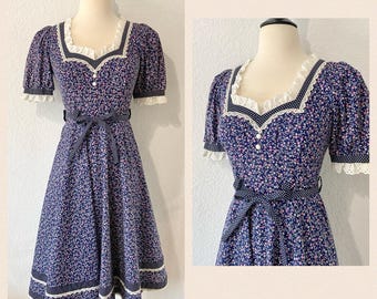 Vintage 1970s Gunne Sax Floral Calico Blue Dress w/ Belt, A-Line Midi Dress Eyelet Trim Puff Sleeves Size XS