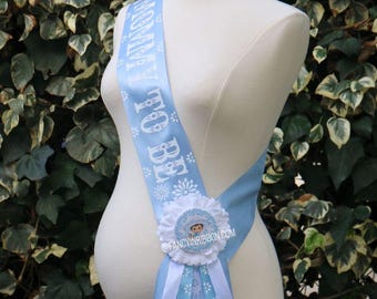 Cielito Lindo Dusty Blue White Baby Shower Sash – "Mommy To Be" Mexican Shoulder Ribbon Sash Floral  Pin