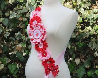 Strawberry Baby Shower Mommy to be Sash, Spring  Maternity Sash for Mommy to be, Red Pink Strawberry Baby Shower Sash shoulder corsage