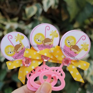 12 Baby Pink & Gelb Safari Dschungeltiere Baby Party Gast Pins - Babyparty Rasseln - Gast Pins - Gastgeschenke