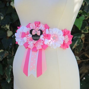 Faja de maternidad con flores blancas y rosas, faja para baby shower con lazo de ratón rosa, faja para embarazadas, faja para futuras mamás, ramillete de cinta