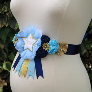 Twinkle Twinkle Little Star ベビーブルー、ネイビー＆ゴールド ベビーシャワーサッシュ - We are over the moon サッシュ - Moon and Stars フローラル マタニティ ベリーサッシュ