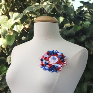 Pin de ramillete para mamá para baby shower de deportes de béisbol para bebé: azul, es un niño, azul y rojo