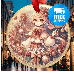 Puede incluir: Un adorno navideño redondo, con borde dorado, que presenta una ilustración detallada de una persona joven con cabello rubio que lleva un atuendo blanco y dorado, rodeado de decoraciones festivas y el año 2023.