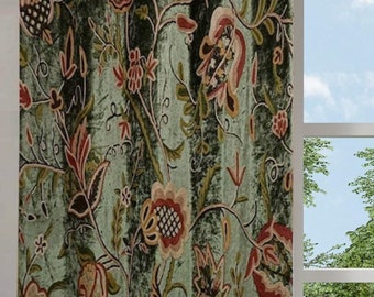 Könnte beinhalten: Grüne Samtvorhänge mit einem floralen Muster in Rot-, Braun- und Cremetönen. Das Muster zeigt komplizierte Ranken und Blumen.
