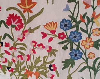 Blossom Crewel Stickerei Stoff - Handgefertigte Florale Kunst für Vorhänge & Polster