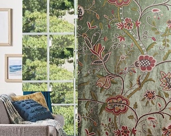 Könnte beinhalten: Ein grüner Stoff mit einem Blumenmuster. Der Stoff zeigt ein sich wiederholendes Muster aus roten, weißen und grünen Blumen und Blättern. Der Stoff hat einen abgenutzten Look mit einem verblassten und abgenutzten Aussehen.