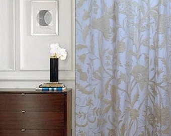 Könnte beinhalten: Weiße, durchsichtige Vorhänge mit einem beigefarbenen floralen Stickmuster. Die Stickerei zeigt ein sich wiederholendes Muster aus stilisierten Blumen und Blättern.