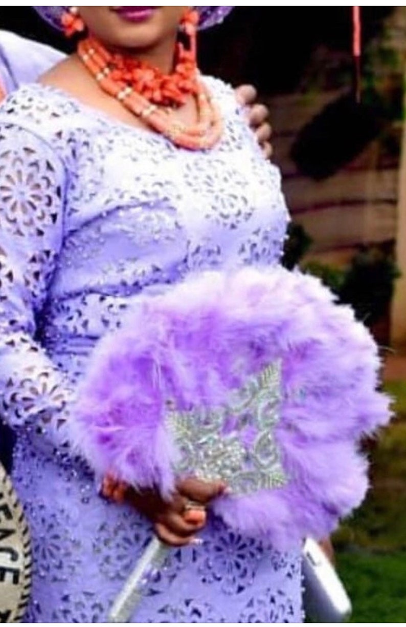 Gorgeous feathered hand fan for all occasions .pls chose the color of your choice .