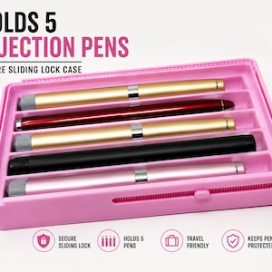 Könnte beinhalten: Ein rosa Injektionsstift-Etui mit einem sicheren Schiebeschloss, das fünf Stifte aufnehmen kann. Das Etui enthält fünf Stifte in Gold, Rot, Schwarz und Rosa. Der Text auf dem Etui lautet "HOLDS 5 INJECTION PENS" und "SECURE SLIDING LOCK CASE."