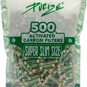 Può includere: Una busta trasparente "Purize" contenente 500 filtri a carbone attivo. La busta mostra "500 ACTIVATED CARBON FILTERS SUPER SLIM SIZE" in verde. I filtri sono cilindrici.