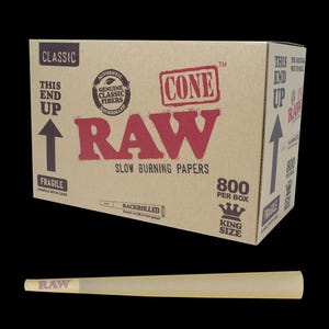 Könnte beinhalten: Rustikales Holzschild mit dem Text "Welcome to our home" in weißer Schrift. Das Schild hat eine Used-Optik und ein schlichtes, einladendes Design, perfekt für den Eingangsbereich.