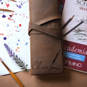 Personalized Leather Paint Brush Roll - Artist Gift, Painter&#39;s Pouch, Christmas Present, Art Supplies Holder for Artists, Gift Idea for mom