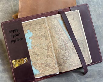 Couverture de journal en cuir faite main : support pour ordinateur portable personnalisé