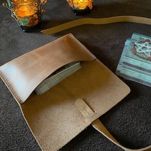 Bolsa de cartas de tarot hecha a mano - Bolsa de cuero personalizable para Oracle Deck - Idea de regalo para lector de tarot - Organizador de cartas de tarot personalizado