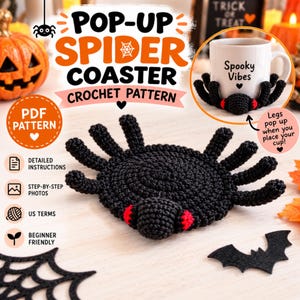 Puede incluir: Un posavasos de araña tejido a ganchillo en color negro con ocho patas y dos ojos rojos. El posavasos está diseñado para que las patas se levanten al colocar una taza encima. La imagen incluye el texto Pop-Up Spider Coaster Crochet Pattern, PDF Pattern, Detailed Instructions, Step-by-Step Photos, US Terms y Beginner Friendly.