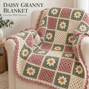 Könnte beinhalten: Eine Häkeldecke mit einem wiederkehrenden Muster aus quadratischen Motiven mit weißen und gelben Gänseblümchen, abwechselnd mit einfarbigen altrosa und salbeigrünen Quadraten. Der Text DAISY GRANNY BLANKET Crochet PDF Pattern ist sichtbar.