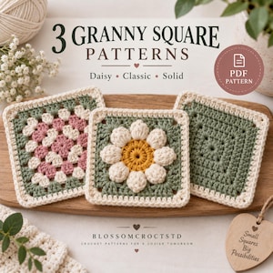 Könnte beinhalten: Drei Häkelanleitungen für Granny Squares mit einem Gänseblümchen-Motiv, einem klassischen mehrfarbigen Quadrat und einem einfarbigen grünen Quadrat. Der Text lautet 3 GRANNY SQUARE PATTERNS Daisy Classic Solid, PDF PATTERN, BLOSSOMCROCTSTD und Small Squares Big Possibilities.