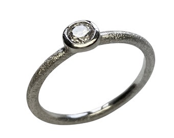 Stacking ring with a sparkling zirconia
