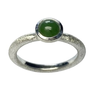 Großer Stapelring mit einem grünen Jade Cabochon