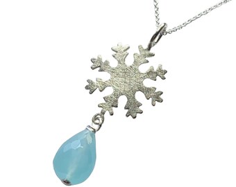 Anhänger mit Eiskristall und facettiertem Aqua-Chalcedon Tropfen, Goldschmiedearbeit