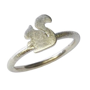 Könnte beinhalten: Ein silberner Ring mit einem Eichhörnchen-Silhouetten-Design. Der Ring ist schlicht und elegant.