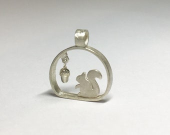 Picture frame squirrel with acorn