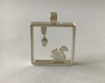 Picture frame squirrel with acorn