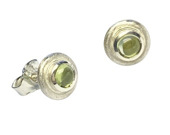 Ohrstecker mit Peridot Cabochons, handgefertigt