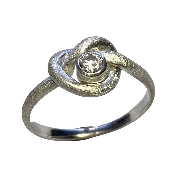 Knotenring mit einem Zirkonia, Handarbeit