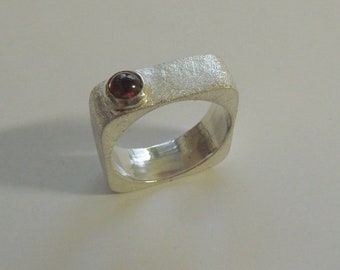 Eckigrunder Ring with Garnet
