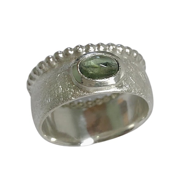 Ring mit grünem Turmalin und Kugelring, Goldschmiedearbeit