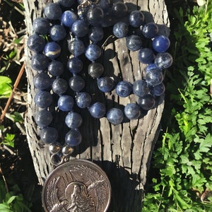 Blaue Rabe Mala aus Sodalith