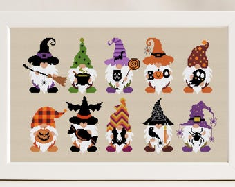 Op de afbeelding: Een kruissteekpatroon met 10 Halloween-gnomen die puntige hoeden dragen en verschillende Halloween-thema-items vasthouden, zoals een ketel, snoepjes, een spin en een spook.