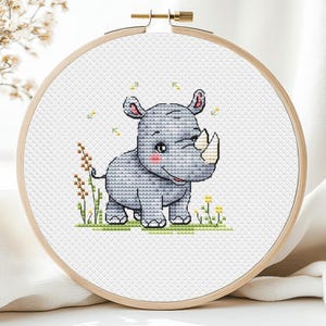 Padrão de Ponto Cruz de Rinoceronte Bebê Animal Africano Pequeno Mini Floresta Selvagem Para Meninas Crianças Berçário Download Instantâneo PDF