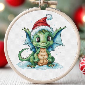クリスマス ドラゴン クロスステッチ パターン 冬 新年 動物 かわいい グリーン ドラゴン ベビー キッズ 子供用 装飾 アート カウント PDF 即時ダウンロード