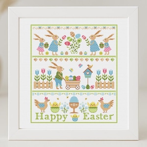 Può includere: Opera d'arte a punto croce in una cornice bianca. Il design presenta elementi a tema pasquale: coniglietti, uova, fiori e pulcini. Le parole "Happy Easter" sono in basso. La tavolozza dei colori include verde, blu, rosa e giallo.