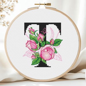 Monograma com padrão de ponto cruz, letras T, flor, alfabeto, fonte, nome, rosas, floral, moderno, simples, para menina, mulher, contado, PDF, arte para impressão
