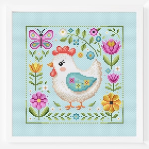 Könnte beinhalten: Ein weißes Huhn mit einem blauen und floral gemusterten Flügel steht in einem Feld mit bunten Blumen. Ein rosa Schmetterling mit schwarzen Markierungen befindet sich in der oberen linken Ecke des Bildes.