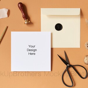 Mockup de cartão, Mockup de cartão quadrado, Mockup de cartão em branco, Mockup de convite de casamento, Mockup plano, Envelope quadrado, Papel 5x5, Amarelo