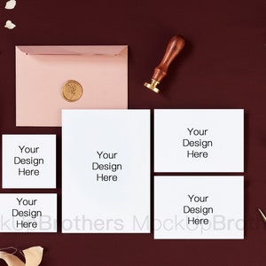 Mockup de papelaria, mockup de convite de casamento, mockup de cartão 5x7, mockup flatlay, mockup flatlay, papel cartão em branco cor de vinho, com envelope