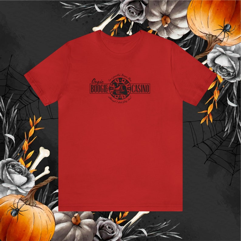Pu&ograve; includere: Maglietta rossa con la scritta nera "Oogie Boogie Casino". Il design include una ruota della roulette e la frase "I'm a gambling Boogie man, although I don't play fair!". Decorazioni a tema Halloween.