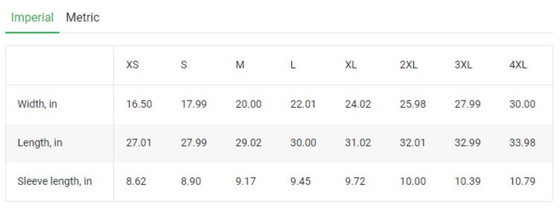 Pu&ograve; includere: Un grafico bianco mostra le misure delle camicie in pollici. Le taglie vanno da XS a 4XL, con larghezze da 41,91 cm a 76,20 cm, lunghezze da 68,60 cm a 86,31 cm e lunghezze maniche da 21,89 cm a 27,41 cm.