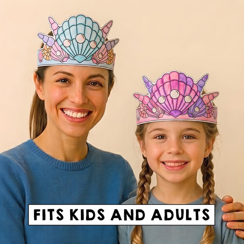 Pu&ograve; includere: Due corone di carta con un design a conchiglia e perle, una nei toni del blu e l'altra nei toni del rosa e del viola. Le corone hanno una fascia e il testo FITS KIDS AND ADULTS &egrave; stampato su un'etichetta rettangolare bianca in basso.