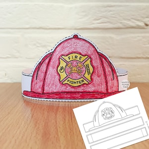 Könnte beinhalten: Ein rot ausgemalter Feuerwehrhut aus Papier mit einem gelben Emblem, das gekreuzte Äxte und den Text FIRE FIGHTER zeigt, begleitet von einer schwarz-weißen Druckvorlage mit dem Text HAPPY PAPER TIME auf dem fertigen Feuerwehrhut.