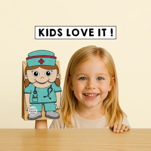 K&ouml;nnte beinhalten: Ein l&auml;chelndes junges M&auml;dchen steht neben einem Papierschnitt einer Cartoon-Krankenschwester. Die Krankenschwester tr&auml;gt eine t&uuml;rkisfarbene Uniform mit einem roten Kreuz auf dem Hut. Der Text "KIDS LOVE IT!" steht &uuml;ber dem Kopf des M&auml;dchens.