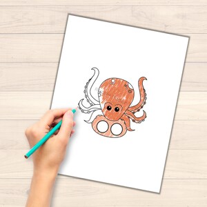 K&ouml;nnte beinhalten: Eine druckbare Fingerpuppe-Bastelvorlage mit einem Oktopus mit acht Tentakeln, zwei gro&szlig;en Augen und einem rot-orangen K&ouml;rper. Der Oktopus ist schwarz umrandet und hat ein Fingerloch zum Tragen.