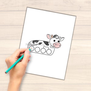 Peut inclure: Un dessin de vache noir et blanc avec un nez rose et des oreilles brunes. La vache est dessin&eacute;e en noir et a une s&eacute;rie de cercles le long de son corps.