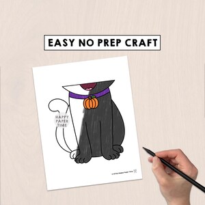 Puede incluir: Ilustraci&oacute;n de un gato blanco y negro con un collar morado y un colgante de calabaza naranja. La imagen incluye el texto "EASY NO PREP CRAFT" en la parte superior y "HAPPY PAPER TIME" en el lado izquierdo.